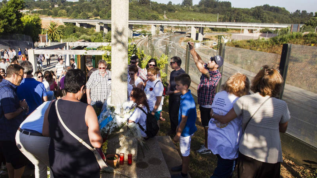 Imagen de una de las concentraciones de los familiares para recordar a los muertos. ÓSCAR CORRAL