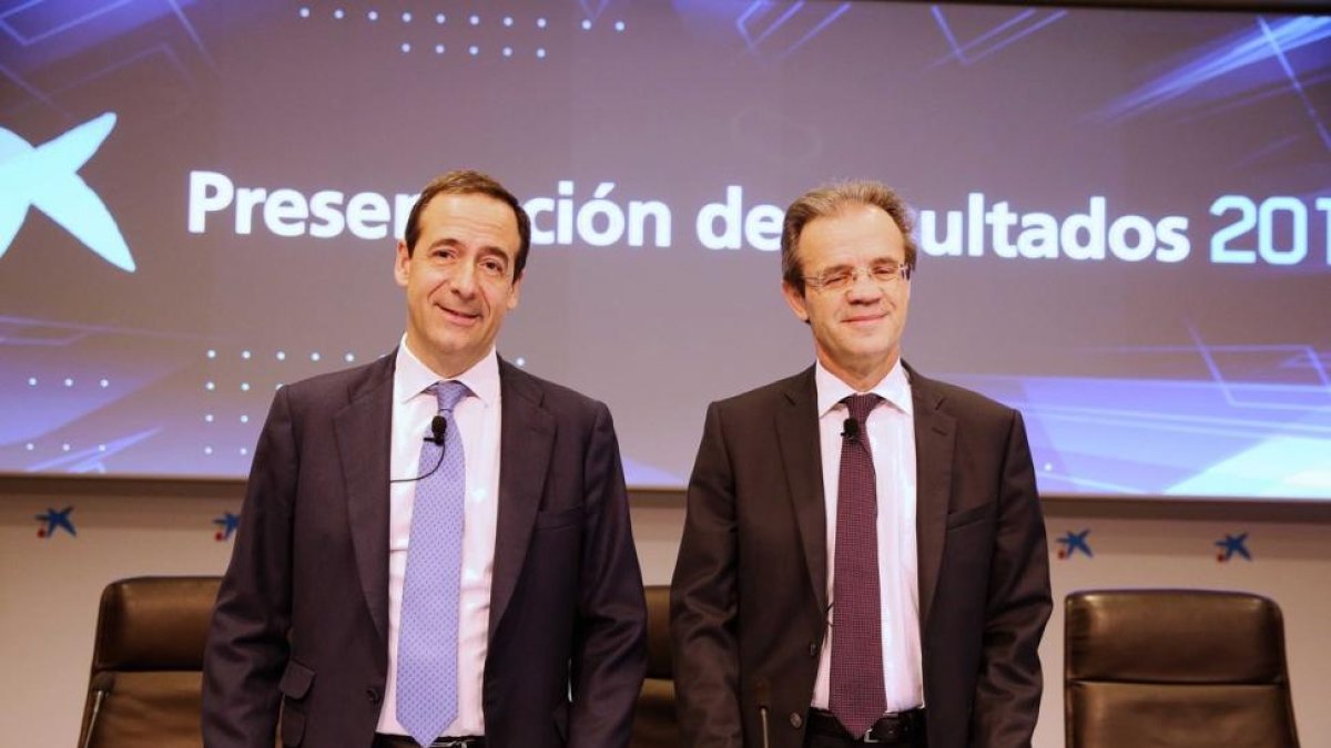El presidente de CaixaBank, Jordi Gual (derecha), y el consejero delegado de la entidad, Gonzalo Gortázar, presentan en rueda de prensa los resultados económicos del ejercicio 2016.