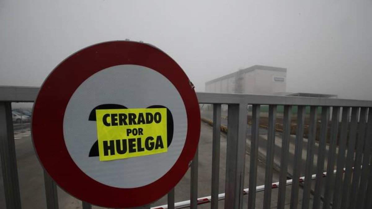 Pancarta anuniciando huelga en Embutidos Rodríguez.