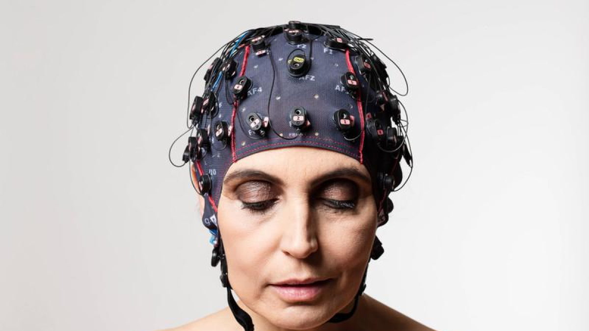 Una mujer usa un casco cerebro-ordenador.