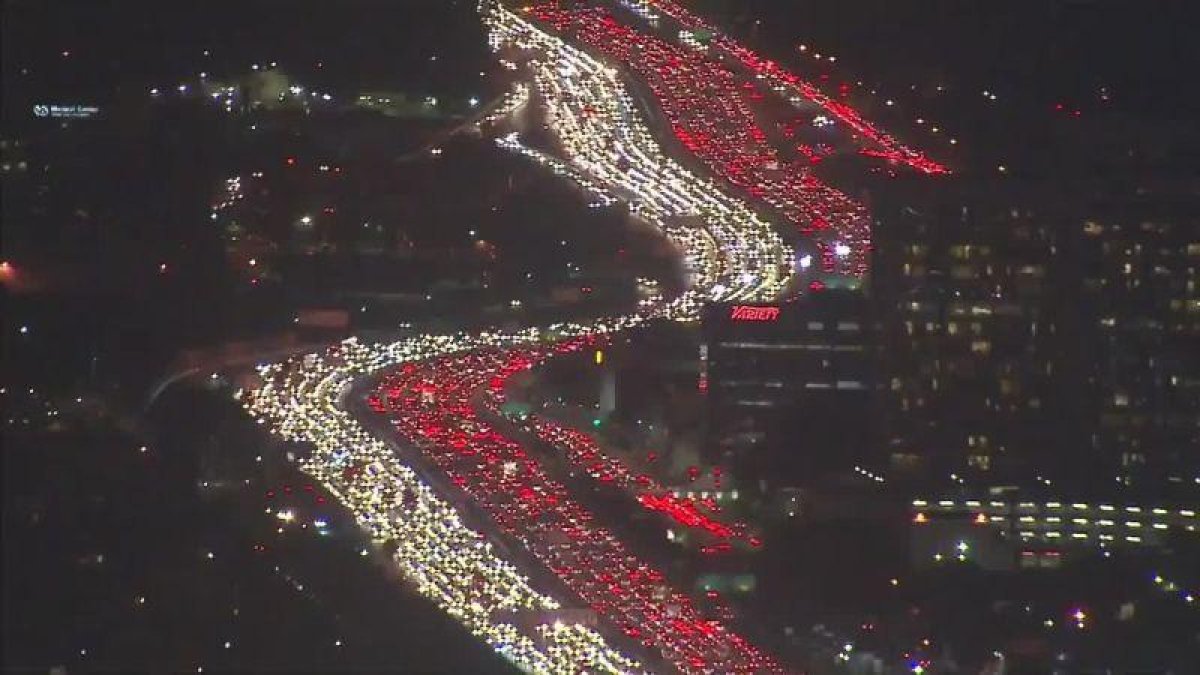 Monumental atasco en Los Ángeles de gente que intenta llegar a su casa para la cena de Acción de Gracias.