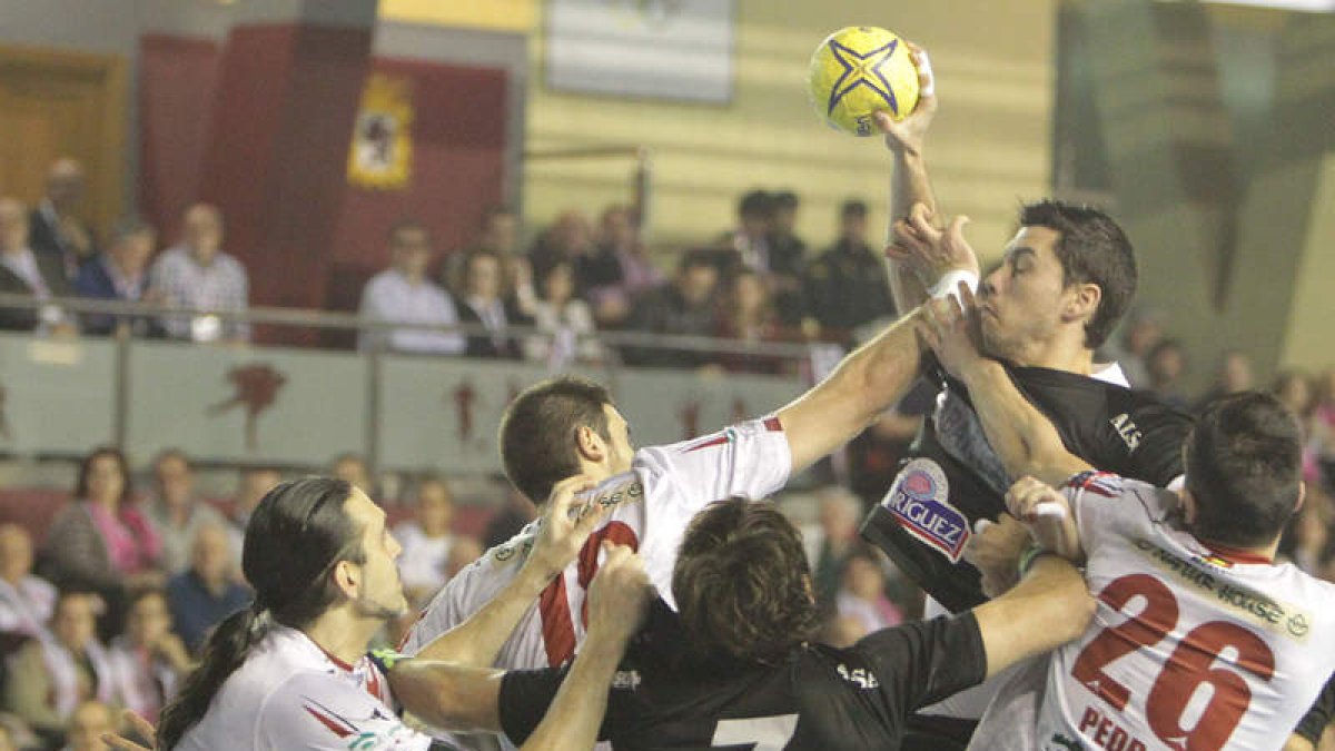 El Ademar ha perdido sus duelos más recientes contra Naturhouse, el último en la semifinal de la Copa Asobal disputada en León. SECUNDINO PÉREZ