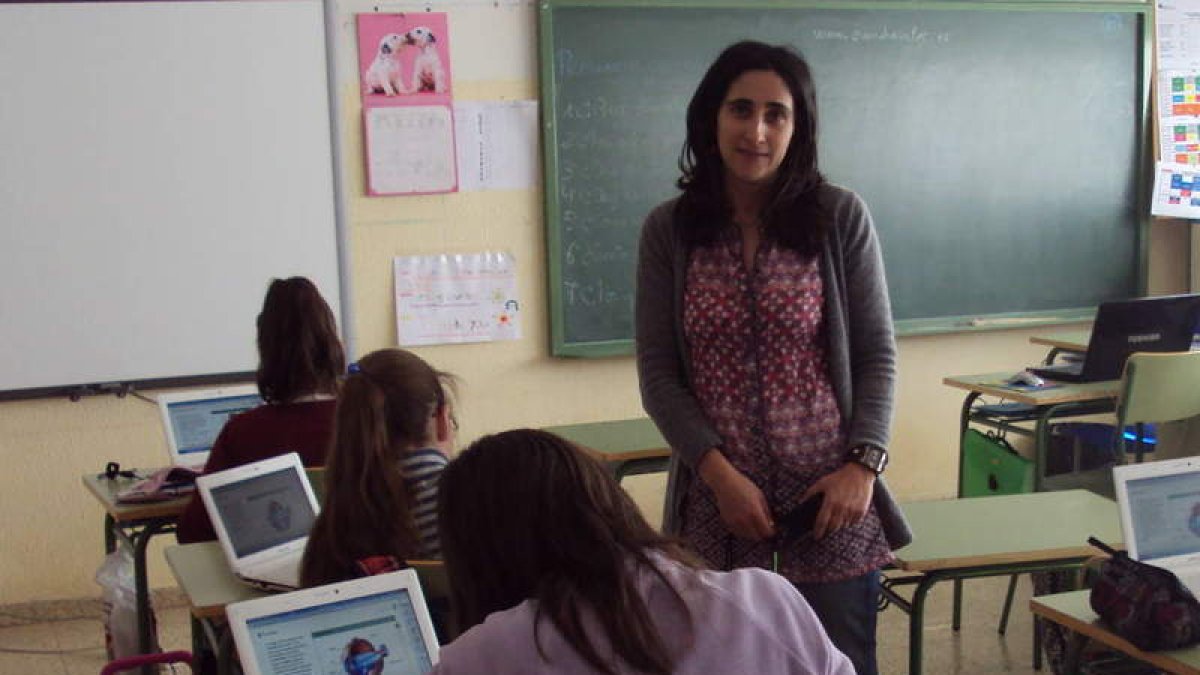 La profesora visitante, en una de las aulas.