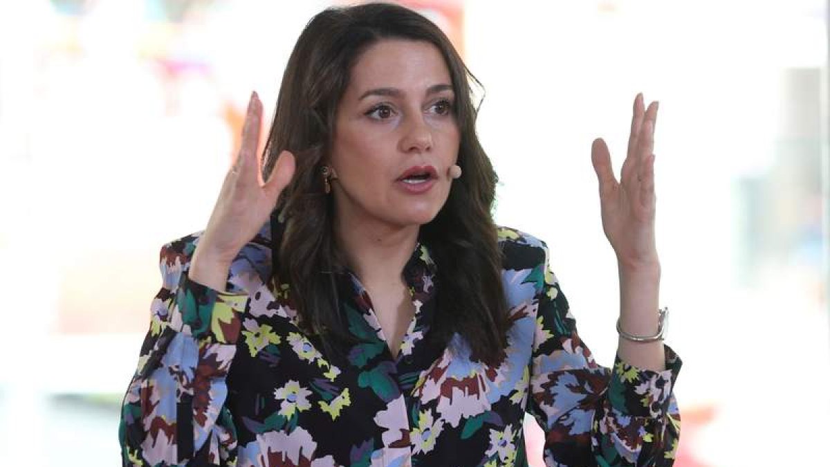 La portavoz de Cs en el Congreso, Inés Arrimadas, durante un acto de su partido ayer. J. J. GUILLÉN