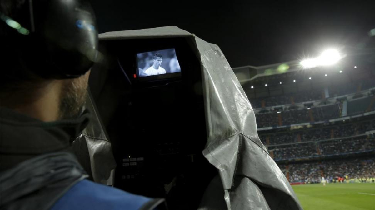 Cámara de televisión durante la retransmisión de un partido de la Champions en el Santiago Bernabéu.