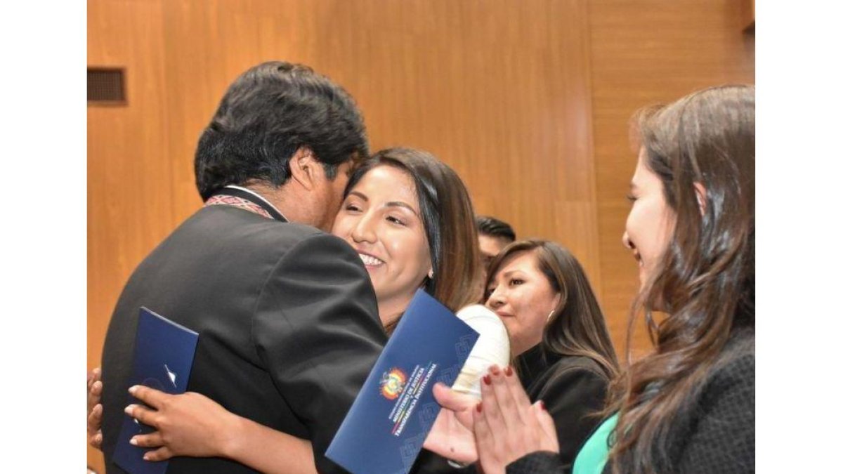 El mandatario presidió el juramento de 268 nuevos abogados en un acto en la sede del Gobierno boliviano en La Paz, entre los que estaba su hija Evaliz.