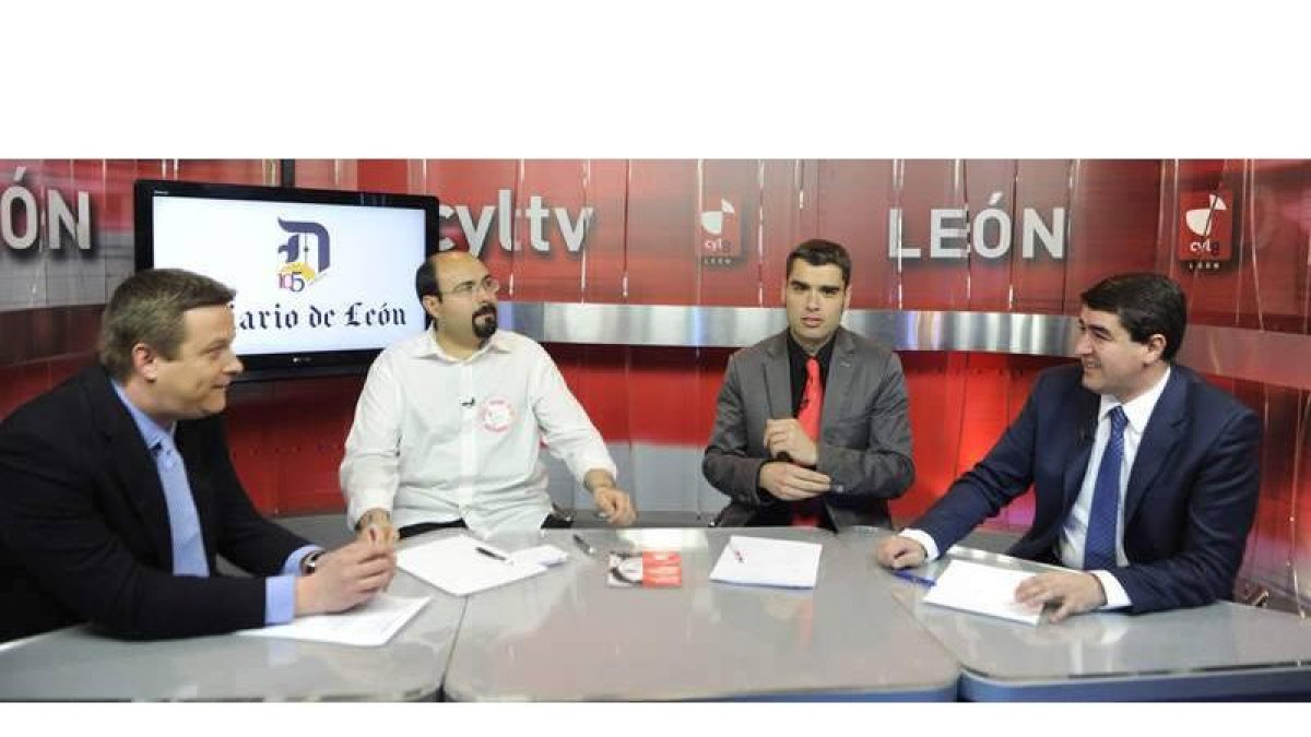 Germán Gavela, Santiago Ordóñez, Roberto Núñez y Pablo R. Lago, durante la tertulia celebrada anoche.