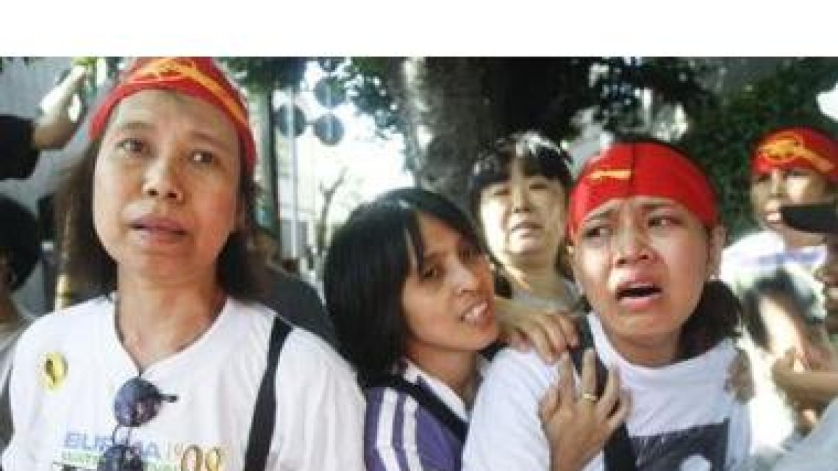 Un grupo de demócratas birmanas se manifiestan ante su embajada en Tokio