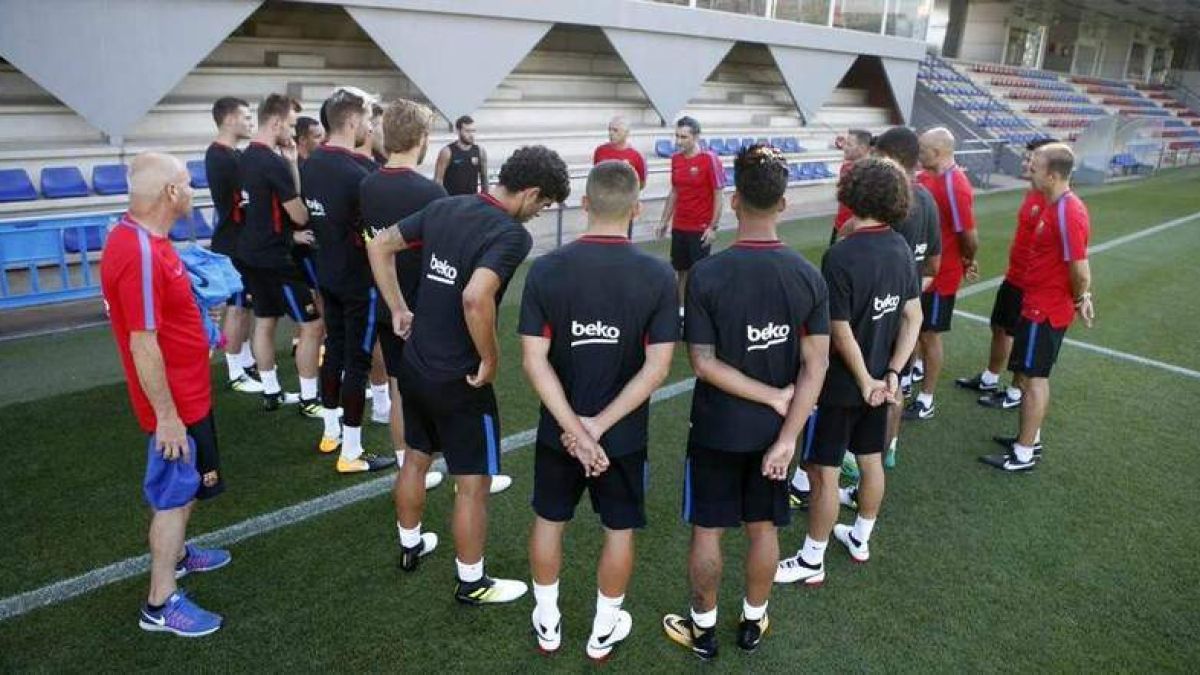 Valverde da órdenes a sus futbolistas en la primera sesión de la temporada. FCB
