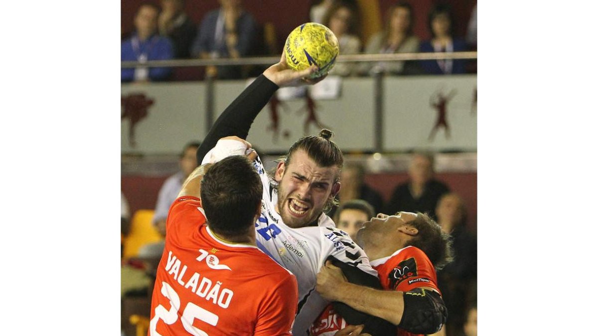 El pivote brasileño Leo Almeida, en una acción ofensiva contra Granollers en la Copa del Rey.