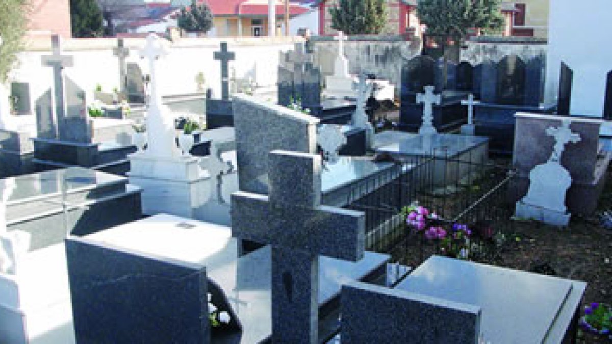 La falta de espacio y la situación del camposanto, problemas del cementerio.