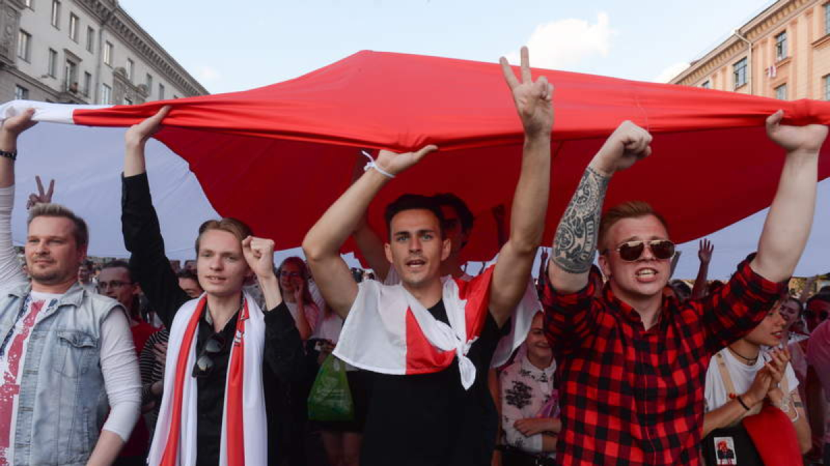 Manifestantes opositores piden ayer en Minsk la marcha del presidente bielorruso. YAUHEN YERCHAK