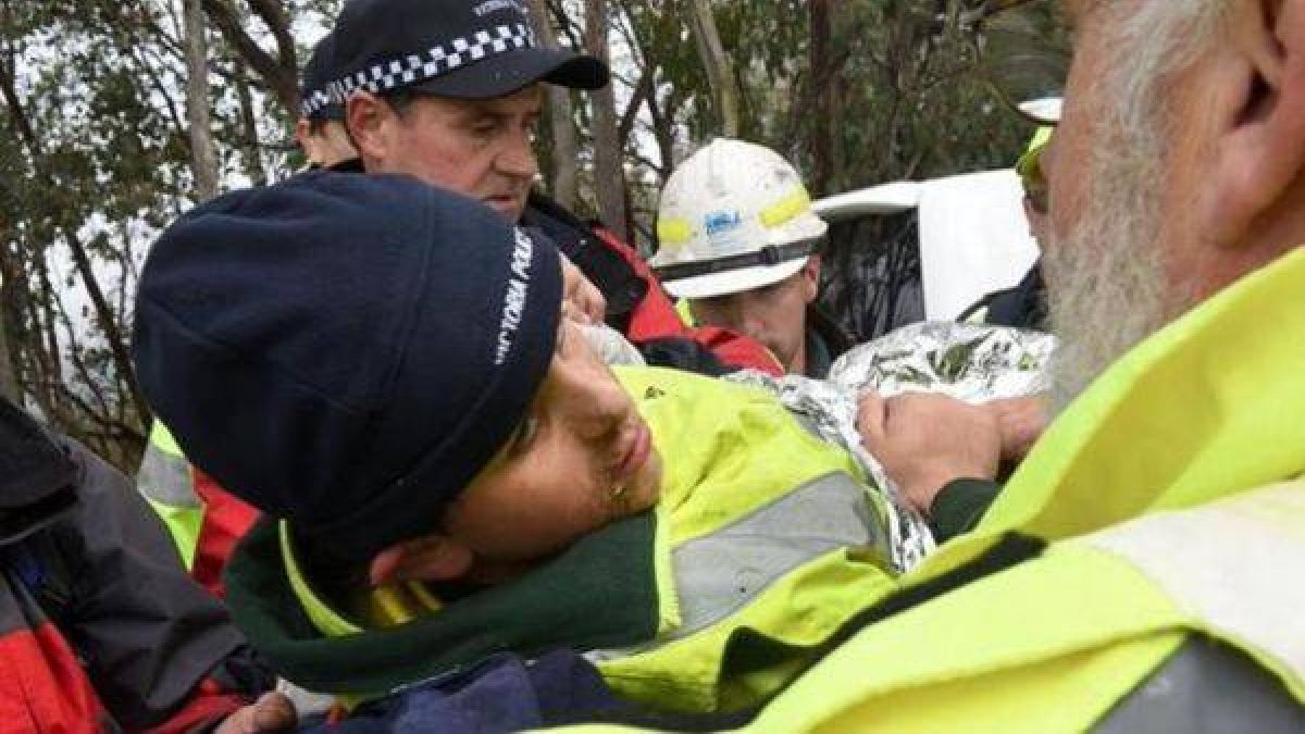 Momento del rescate del niño australiano que pasó cuatro días perdido en el bosque.