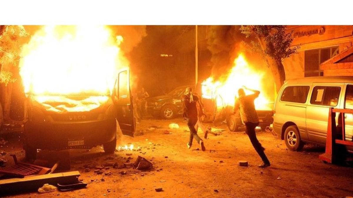 Manifestantes egipcios queman vehículos de la Policía durante unas protestas.