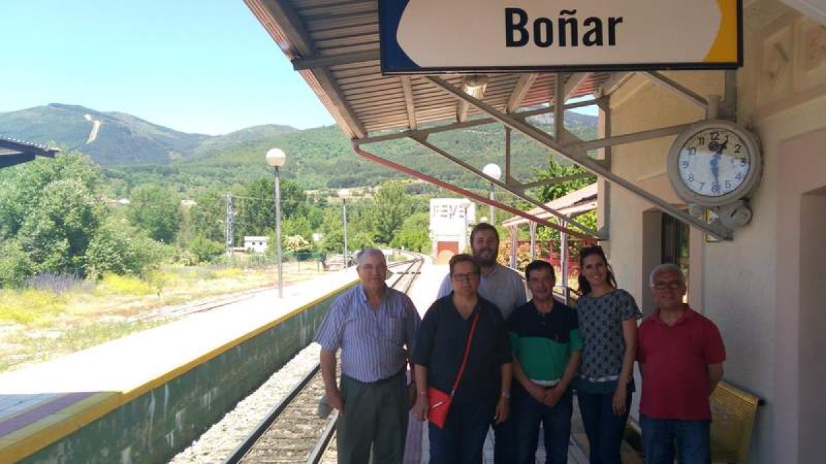 Aurora Flórez con cargos socialistas, en Boñar ayer. DL