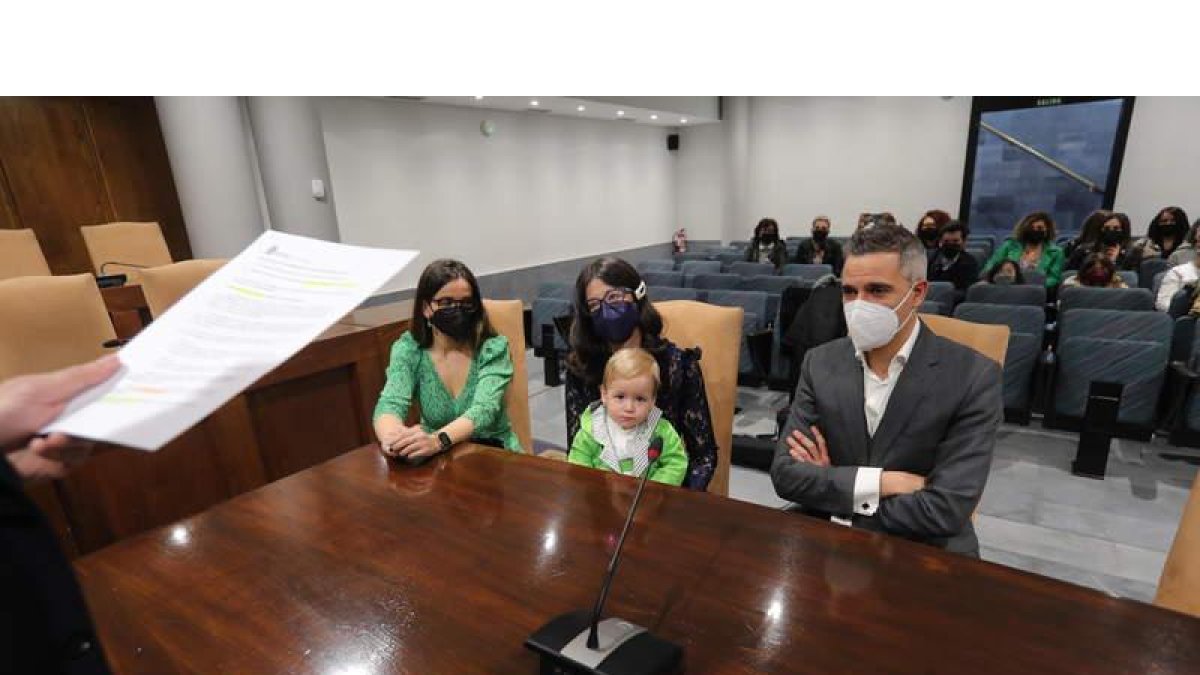 Un momento del acto celebrado ayer en el salón de plenos del consistorio. ANA F. BARREDO