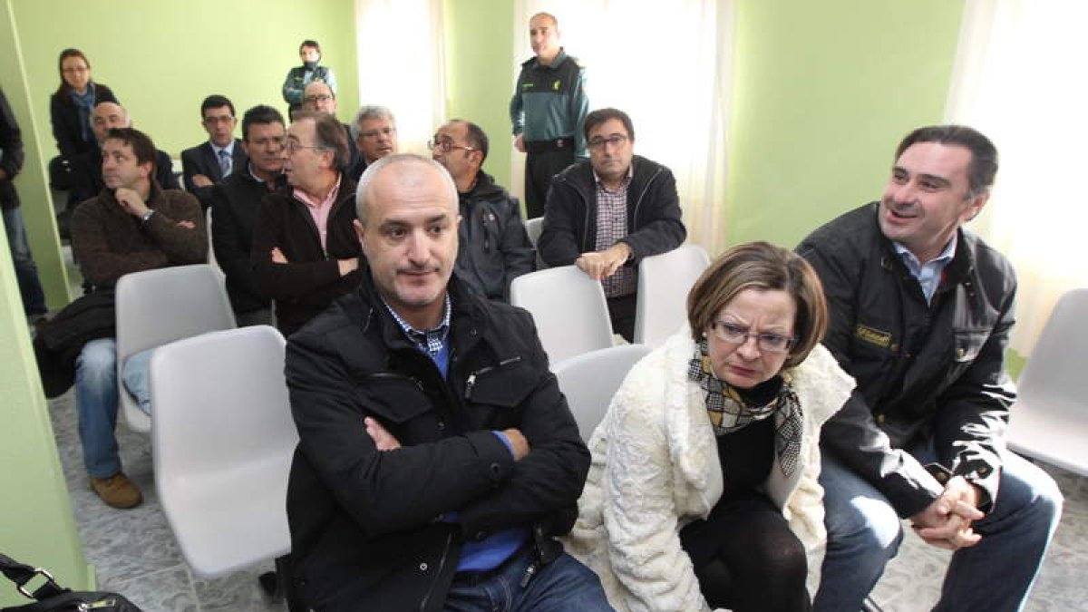 Alcaldes y empresarios reunidos con los subdelegados.
