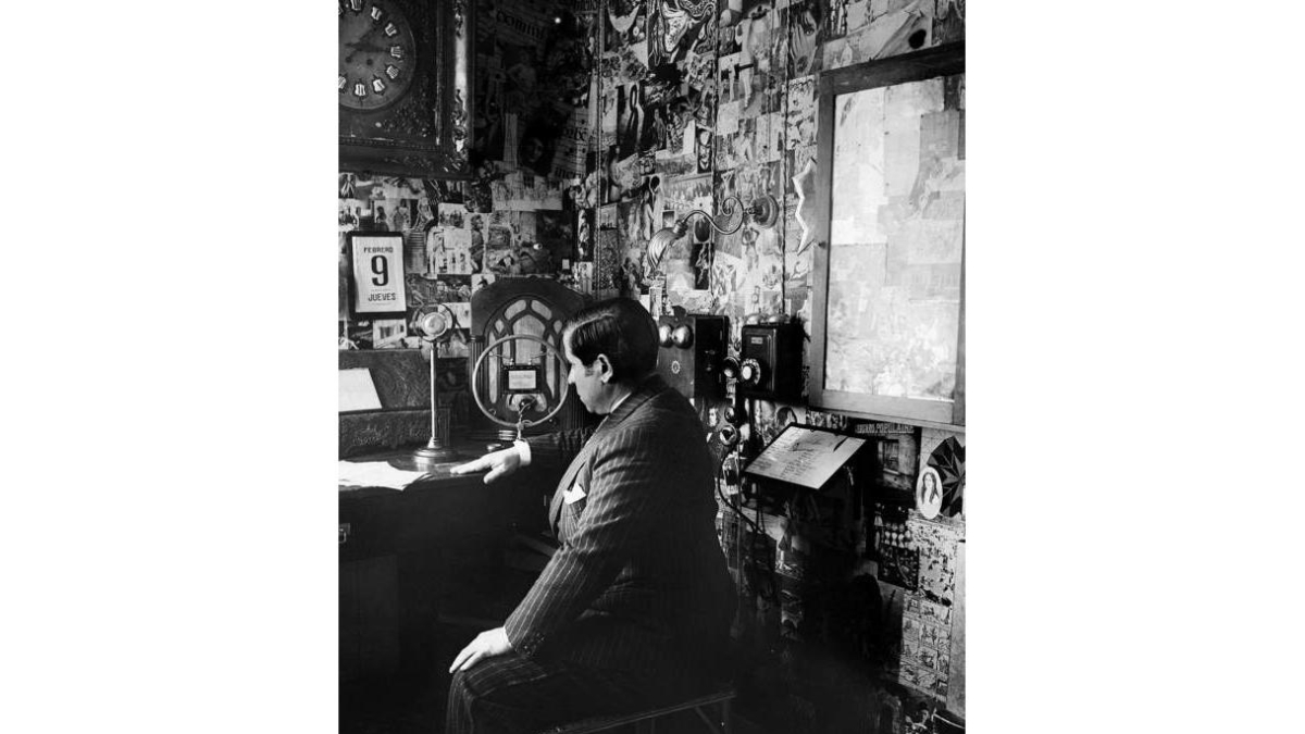 Gómez de la Serna, en los años treinta en su estudio, rodeado de carteles, fotos, teléfonos y radios
