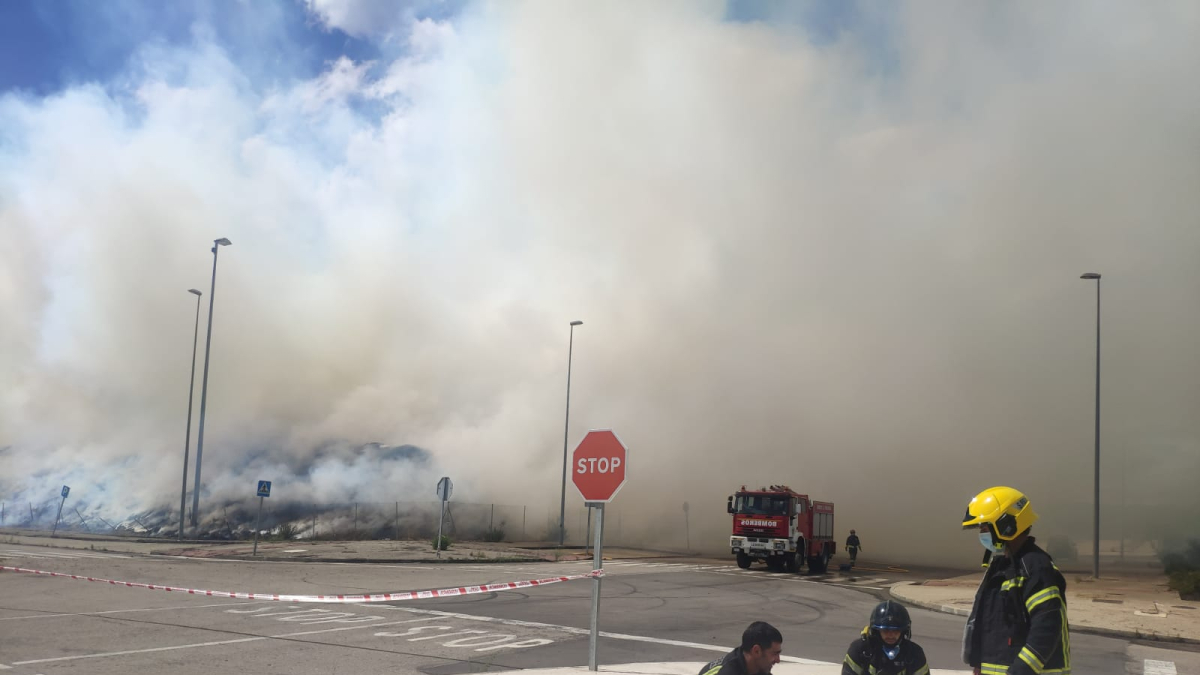 Bomberos de Ponferrada durante el incendio en las pilas de biomasa de Forestalia. ANA F. BARREDO
