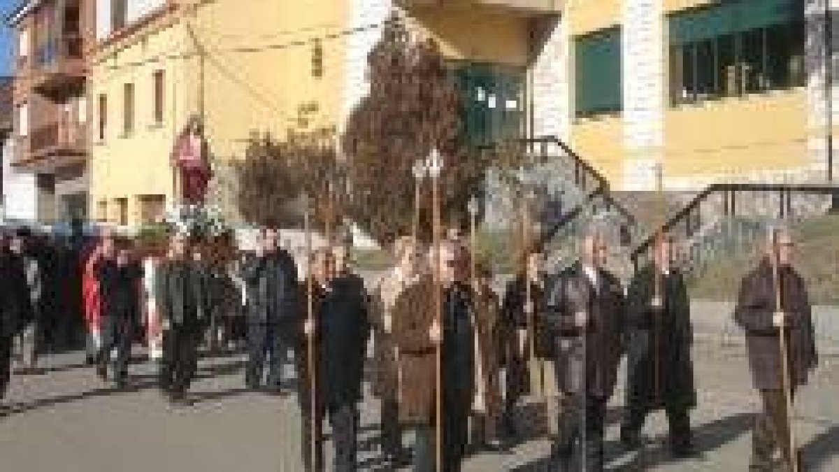 La imagen de Santa Bárbara por las calles de Sabero, el año pasado