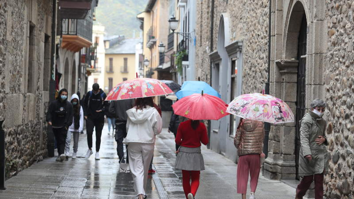 La lluvia condicionó ayer la vida social en Ponferrada. ANA F. BARREDO