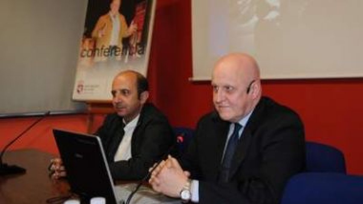 Leontxo (derecha), durante su conferencia.