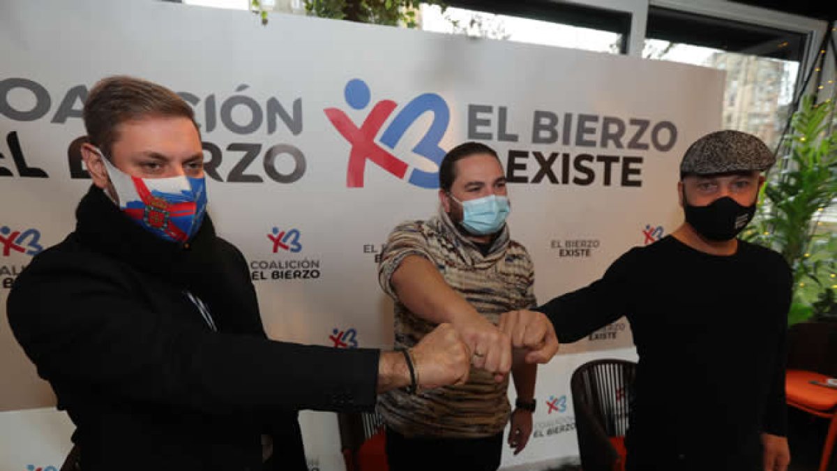 Raúl Rodríguez Canca, Luciano Arias e Ivan Alonso en la presentacion de la candidatura de Coalicion por el Bierzo para las elecciones autonomicas. L. DE LA MATA