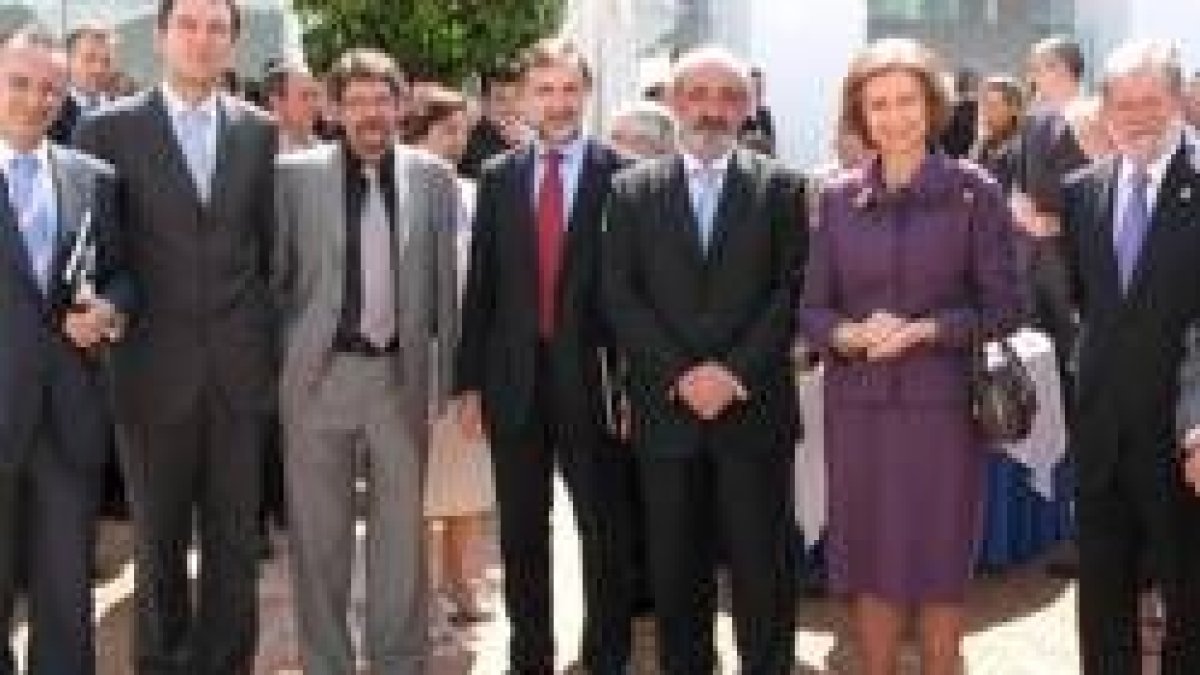 La Reina, escoltada en la imagen por Santos Llamas y Rodríguez Ibarra, tras visitar la exposición