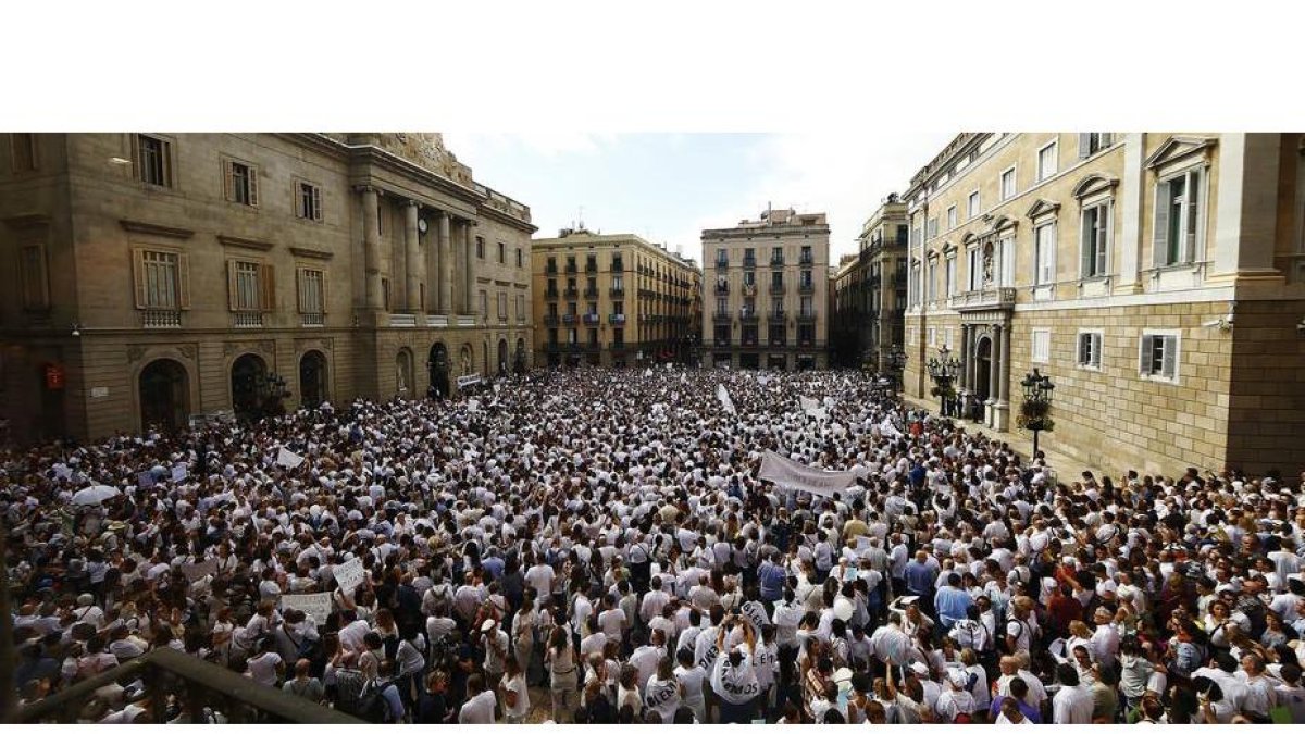 Miles de personas ante el ayuntamiento de Barcelona, convocada por la plataforma 'Hablamos?