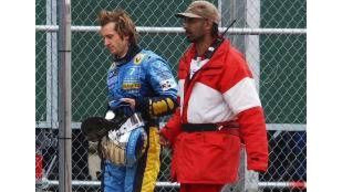 El compañero de Alonso abandona la pista tras el siniestro que sufrió
