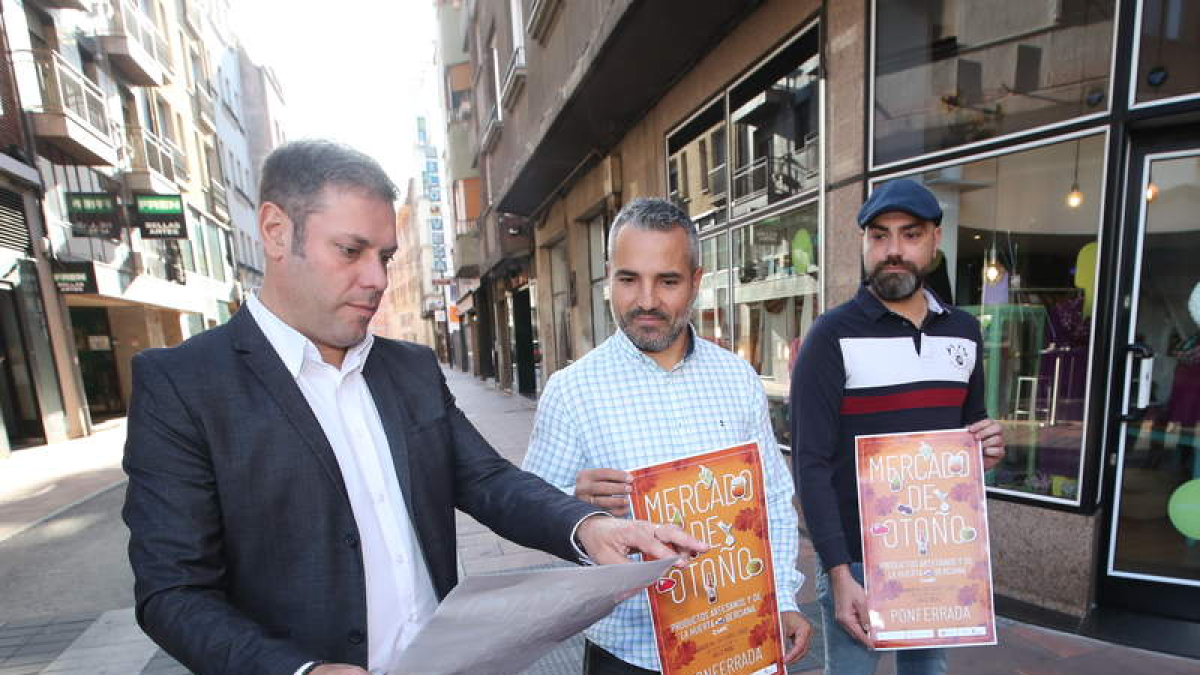 Iván Alonso, David Pacios y el portavoz del mercado, ayer. DE LA MATA