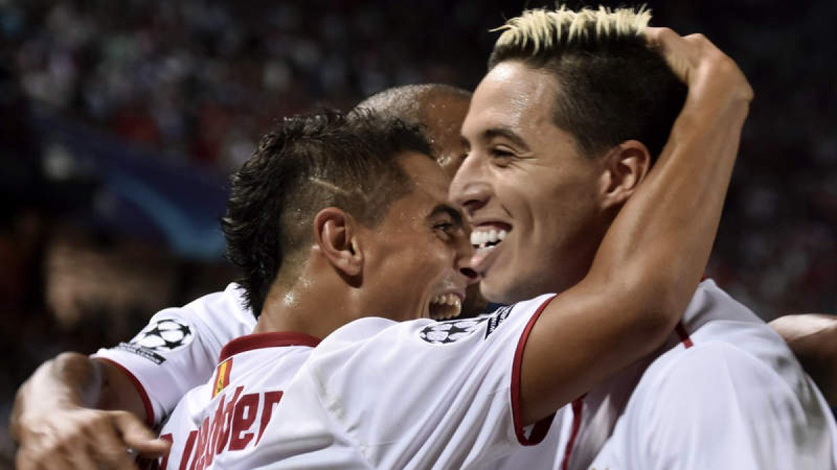 El delantero francés del Sevilla Ben Yedder celebra el gol marcado ante el Olympique. RAÚL CARO