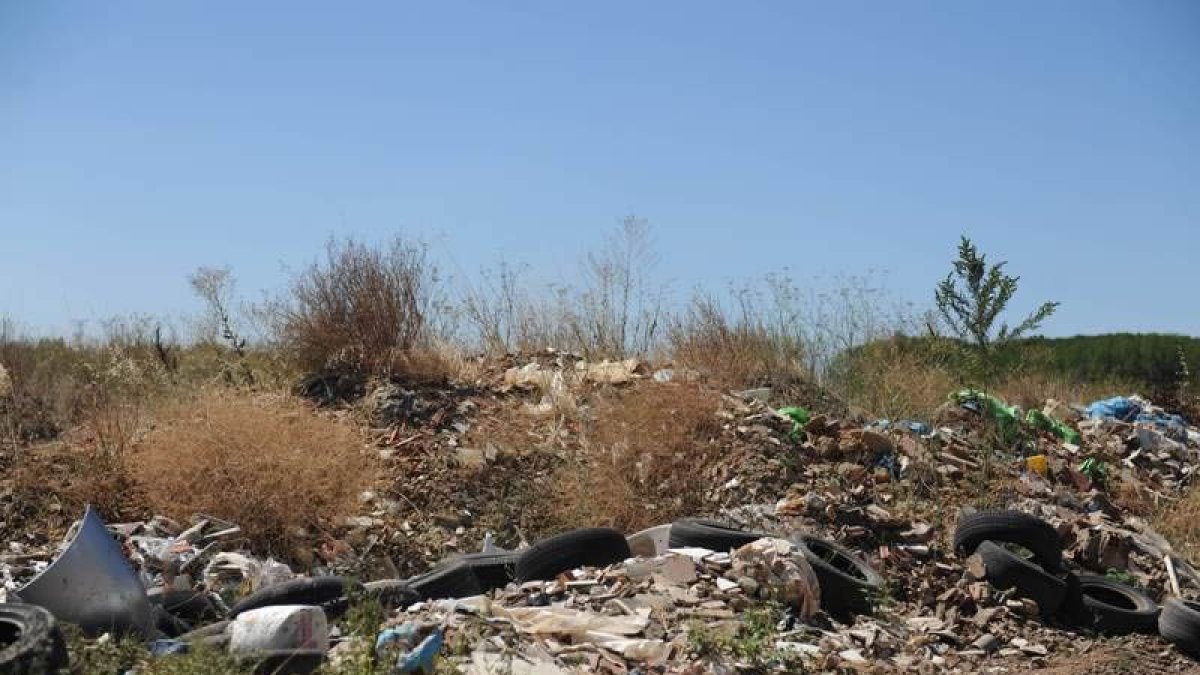 Estado que presentaba la zona del vertedero esta misma semana, con restos de derribos por todas partes.