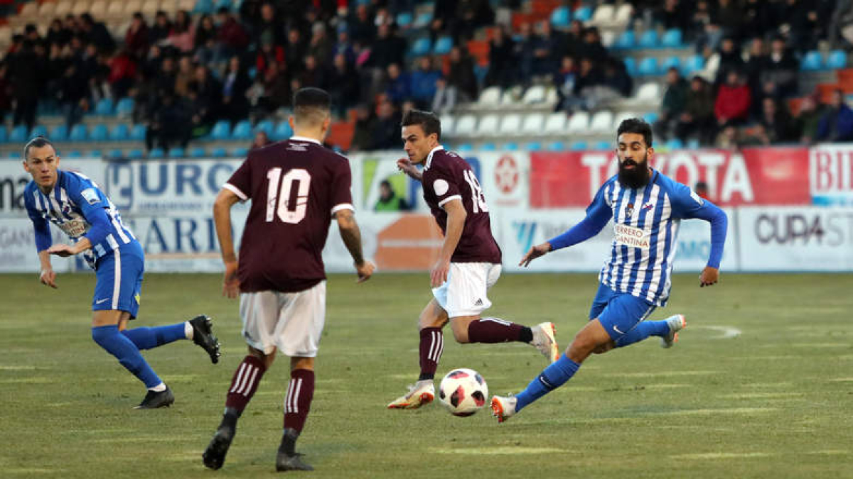 Carlos Bravo, con el balón en lo pies, trata de llevar peligro a la portería charra en un lance del encuentro disputado en El Toralín. ANA F. BARREDO