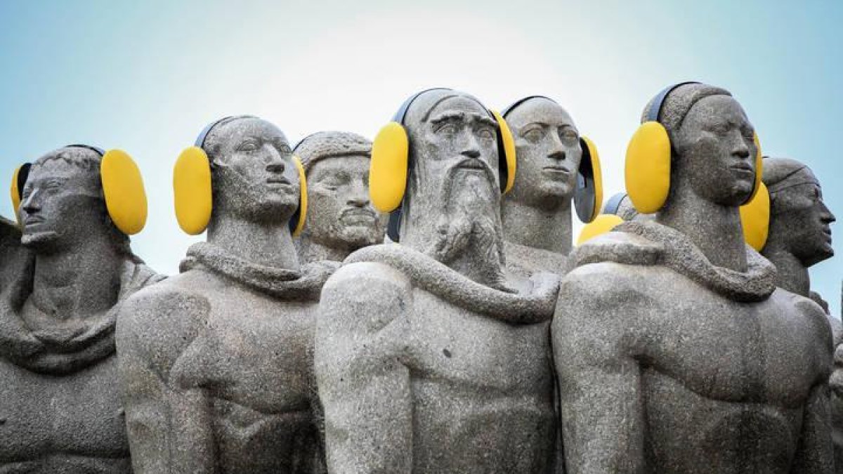 El monumento de las Banderas es intervenido con auriculares