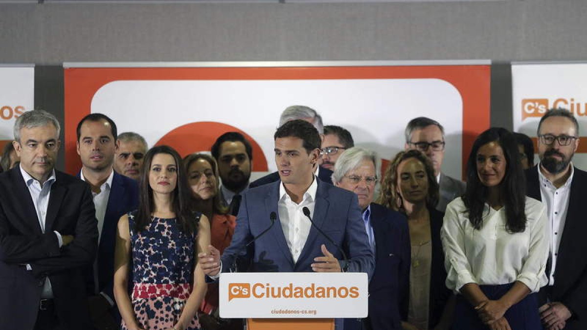Rivera, en el centro, durante la rueda de prensa celebrada ayer.