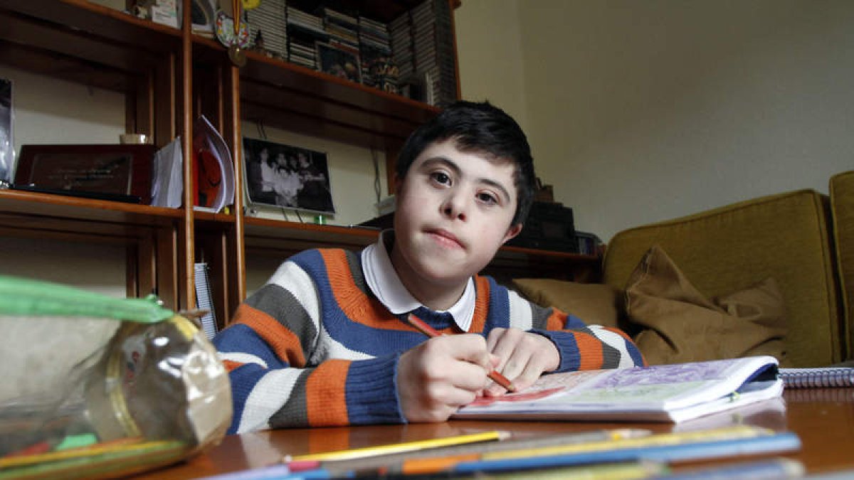Rubén Calleja Loma en su casa preparando los deberes que siempre le pide a su logopeda de Down León.
