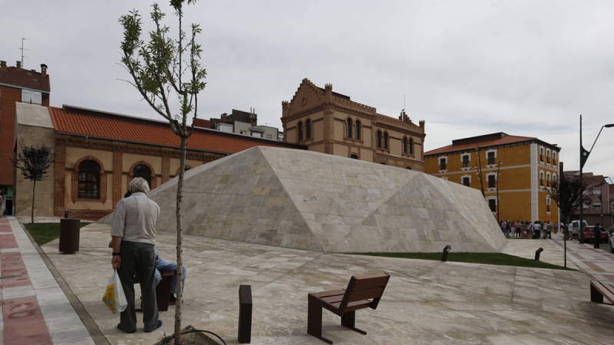 Los vecinos pasan desde hace dos años por el exterior del edificio Araú sin poder usarlo. JESÚS