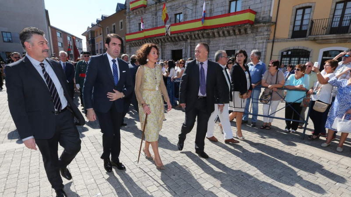 Calvo, Suárez-Quiñones, Gloria Merayo, Courel, en primera fila al comienzo de la procesión