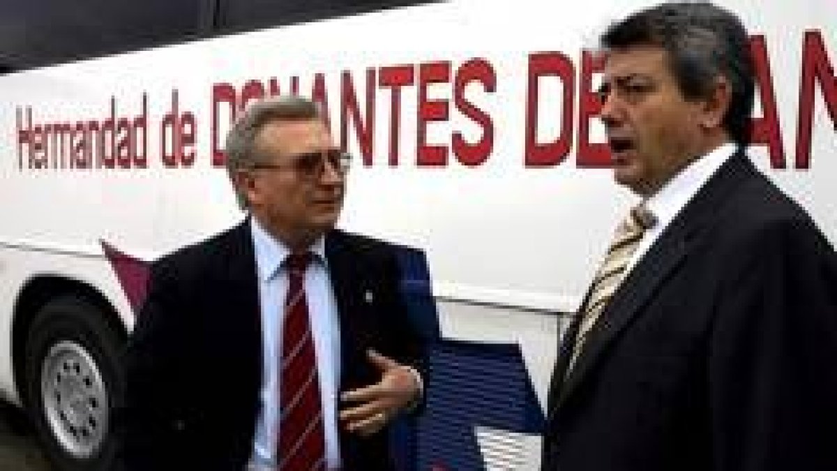 Martín Manceñido y Miguel Martínez, en el acto de donación de sangre de ayer