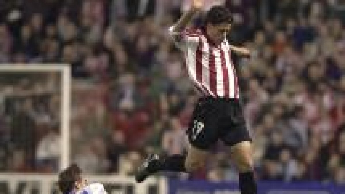 Del Horno y Edu Alonso pujan por el balón en un lance del encuentro del derbi vasco