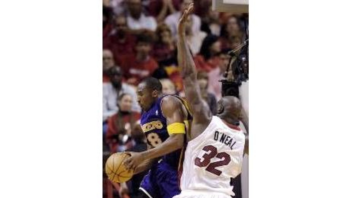 Bryant intenta anotar ante la oposición de su ex compañero O¿Neal