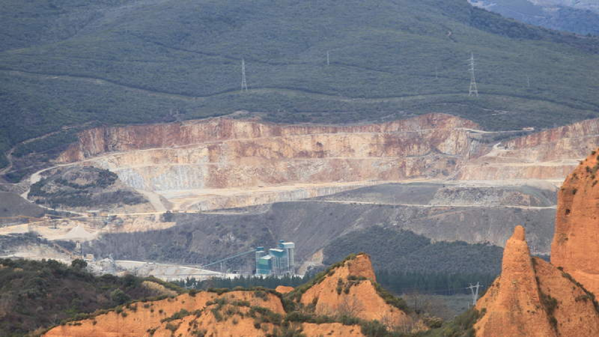 La cantera de Catisa, vista desde el mirador de Orellán, con los pinachos de Las Médulas en primer plano.