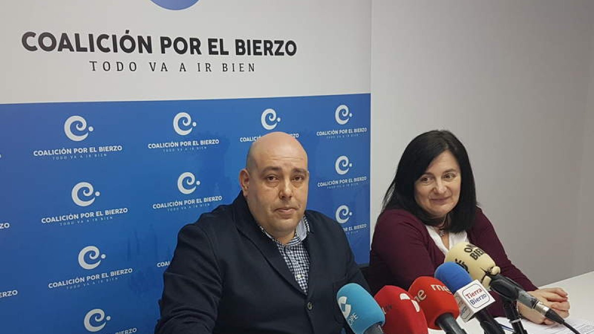 Pedro Quintana y Secundina Vázquez, ayer en Ponferrada. DL