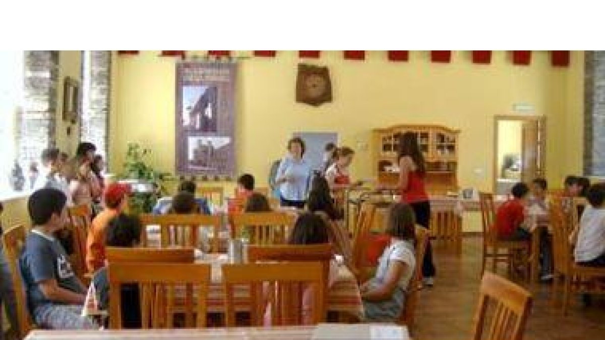 La directora del Crie de Páramo, Elisa Díez, enseñó a los alumnos las instalaciones del centro. En l