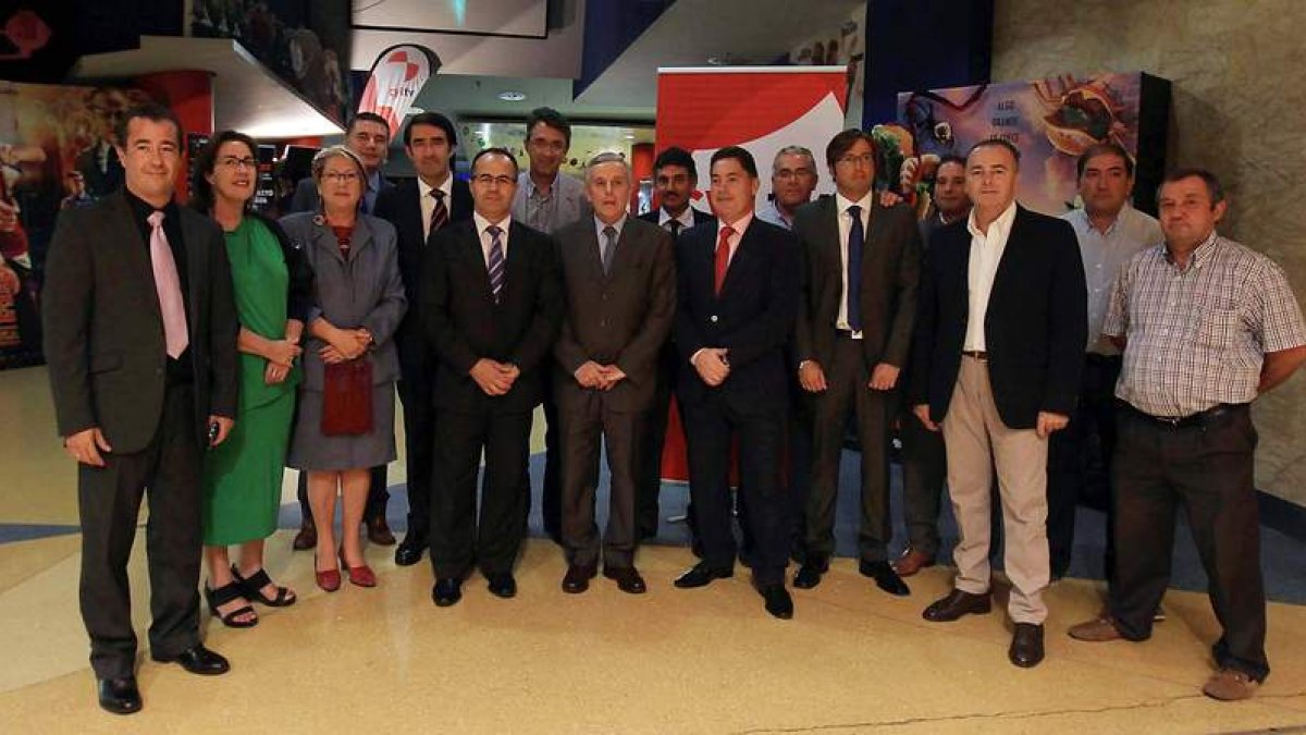 Responsables de La 8 León y de CyLTV, con representantes políticos e invitados al acto, durante la presentación de ayer.