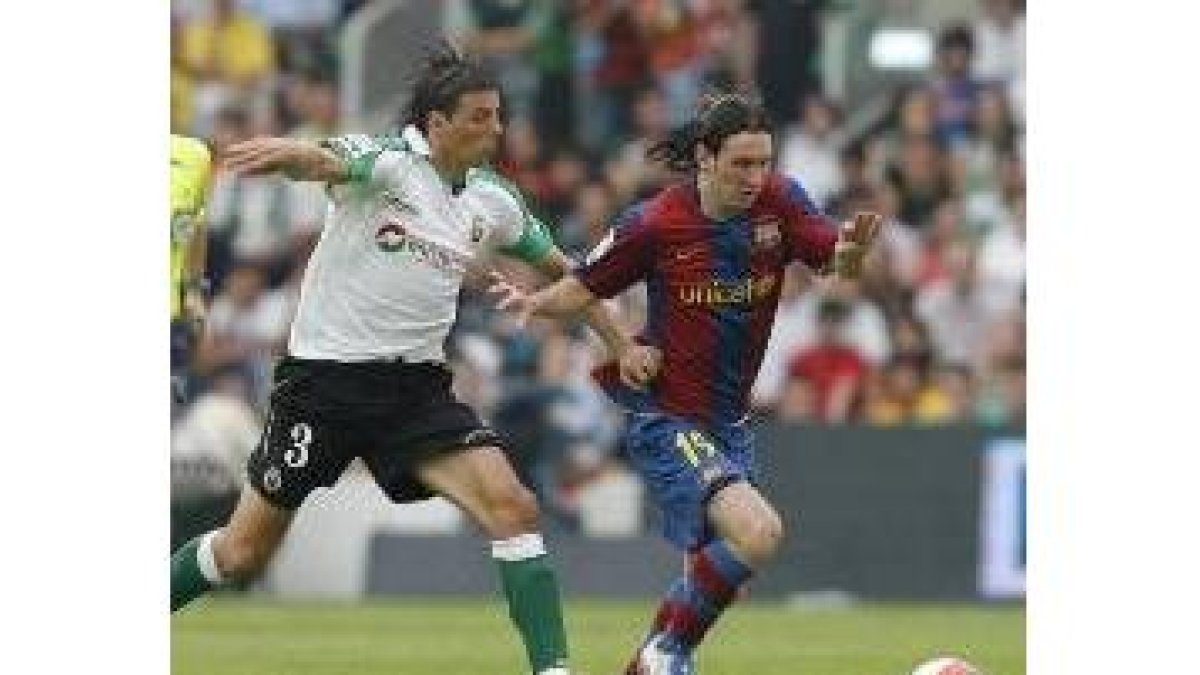 Ronaldinho, siempre bien cubierto, cuajó un mal encuentro