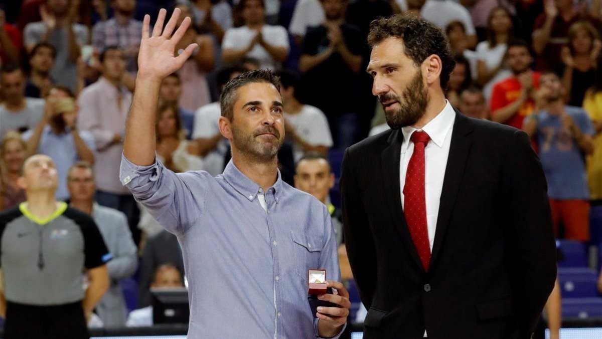 Navarro recibe de manos de Garbajosa la medalla de oro y brillantes de la federación.