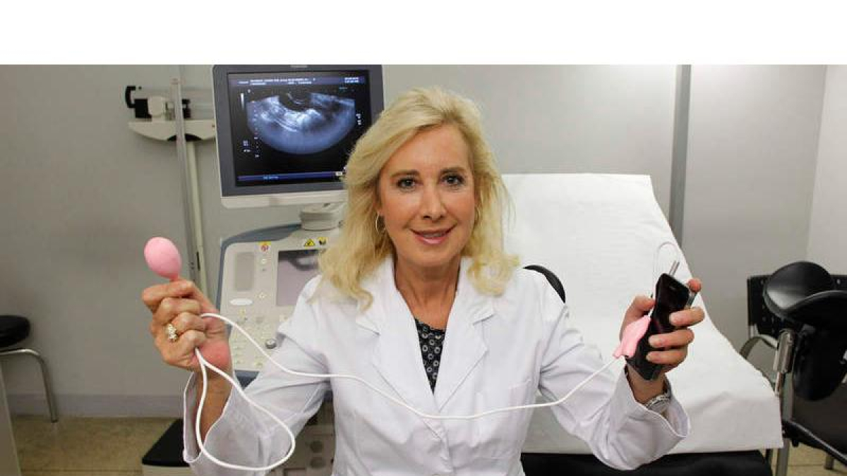 Marisa López-Teijón muestra el Babypod, el aparato patentado que se coloca en la vagina para comunicarse con el feto.