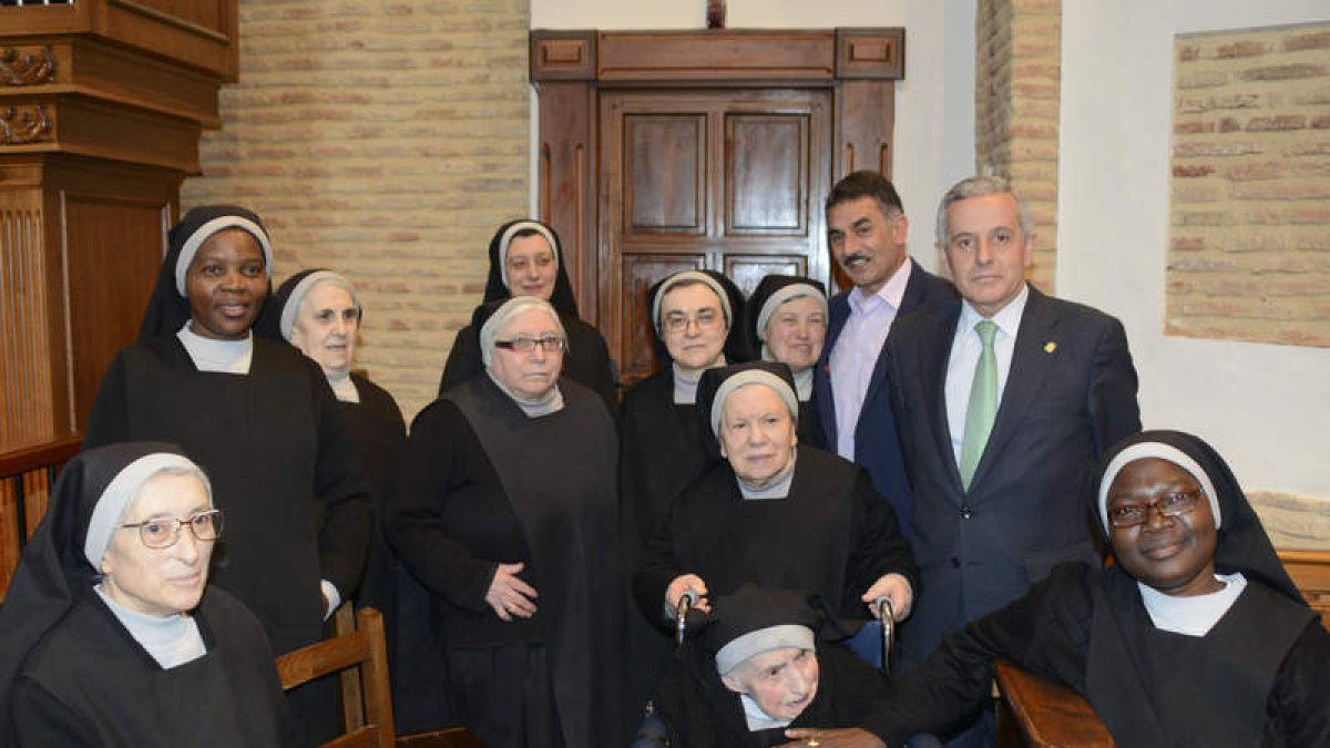 Los alcaldes de León y de Sahagún, junto a las madres Benedictinas, ayer en su convento.